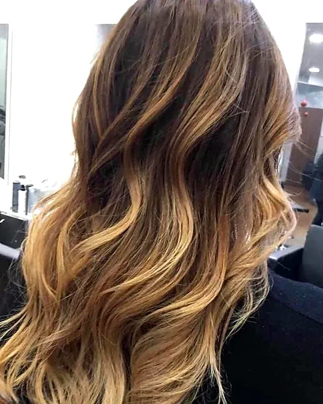 Balayage ondulato visto da dietro nel salone