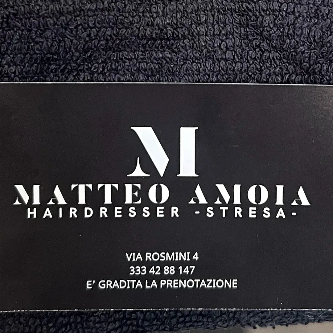 Il biglietto da visita nero di Matteo Amoia, Hairdresser a Stresa