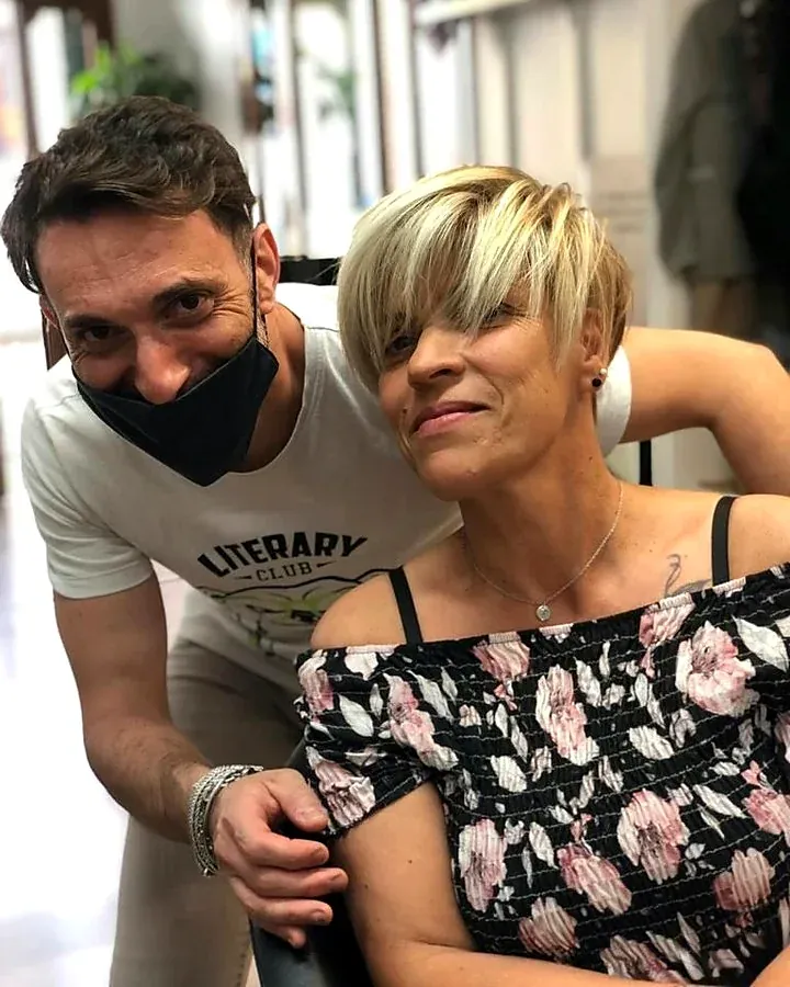 Matteo con una cliente dal taglio pixie biondo