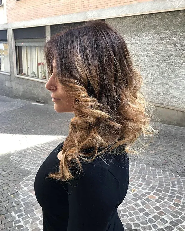 Onde e sfumature in profilo, all'aperto
