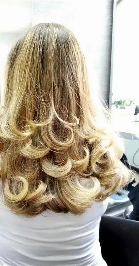 Capelli biondi con boccoli ampi, visti da dietro