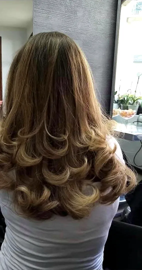 Capelli castani con boccoli ampi, visti da dietro