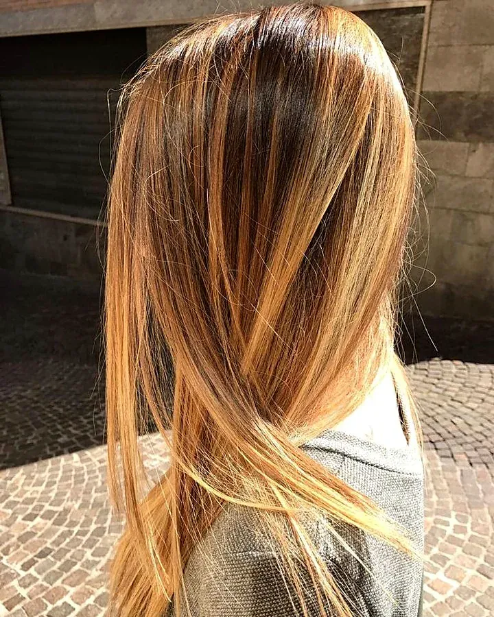 Capelli lisci con sfumature calde alla luce del sole